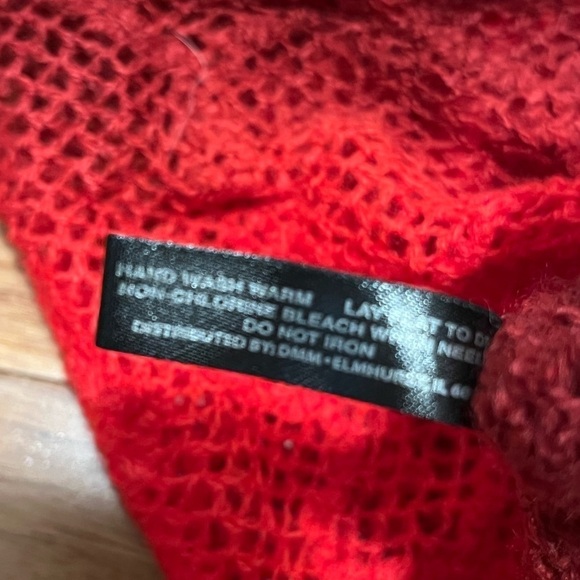 Brit's Knits handmade burgundy red, pink, maroon, ombre gator scarf w/ fringe - Picture 5 of 8